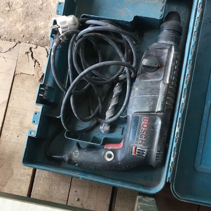 Bor beton rotary hammer digunakan pada dinding bata merah