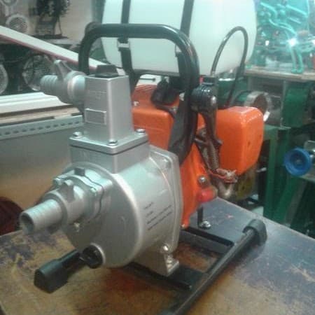 Pompa alkon bensin warna merah menyedot air genangan