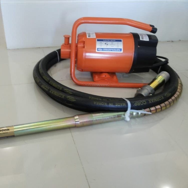 Vibrator beton sedang memadatkan cor basah